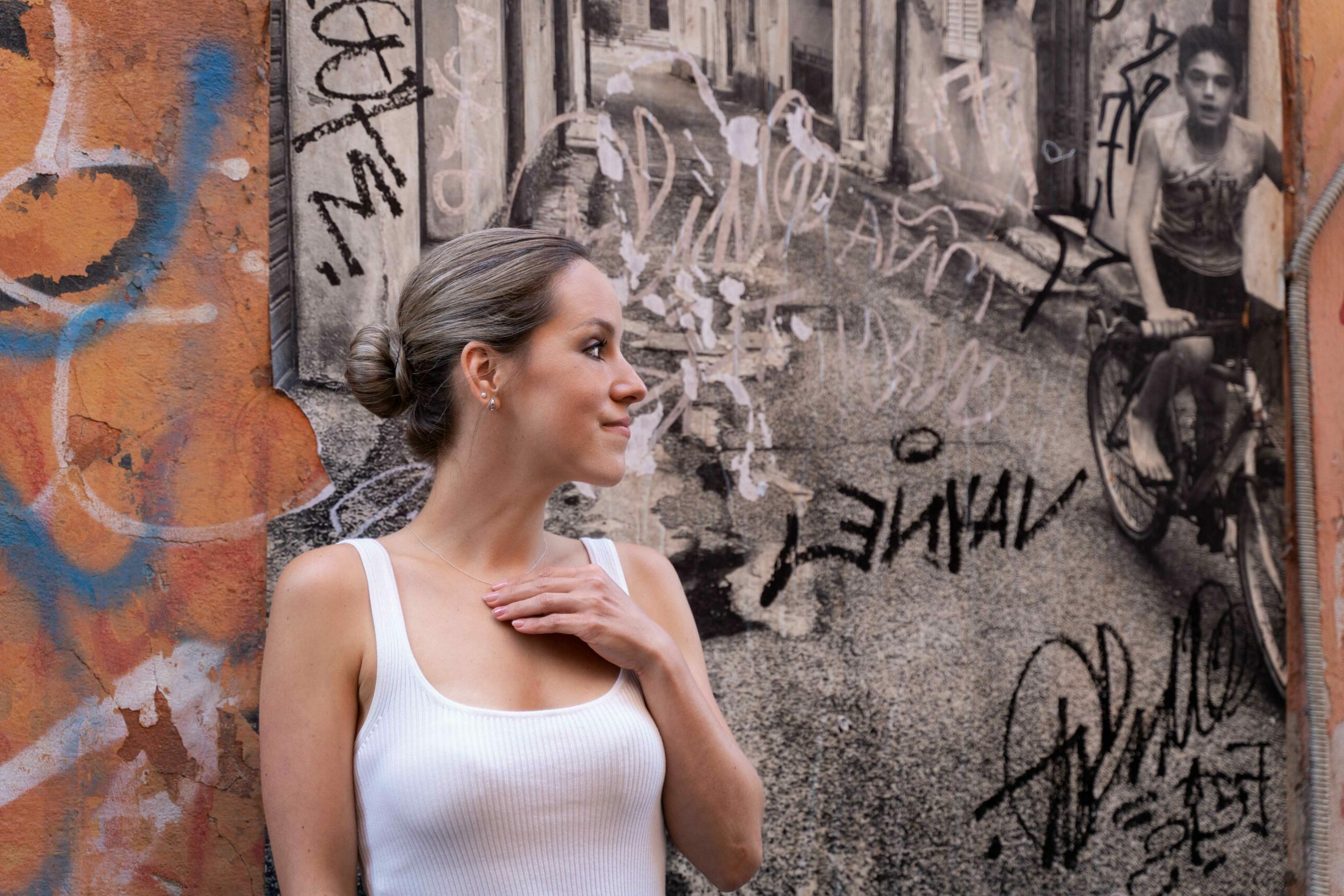 Vacation Photoshoot in Rome with young lady at a murales of Trastevere