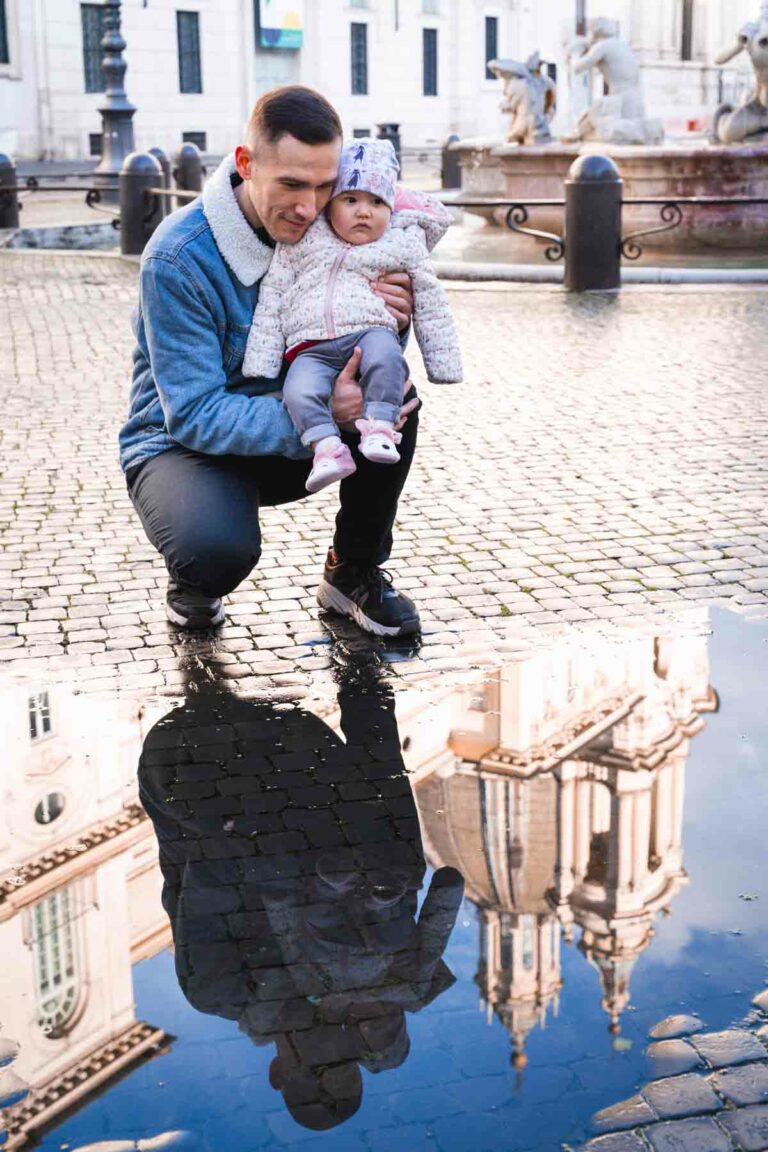 Piazza Navona: father with her little girl