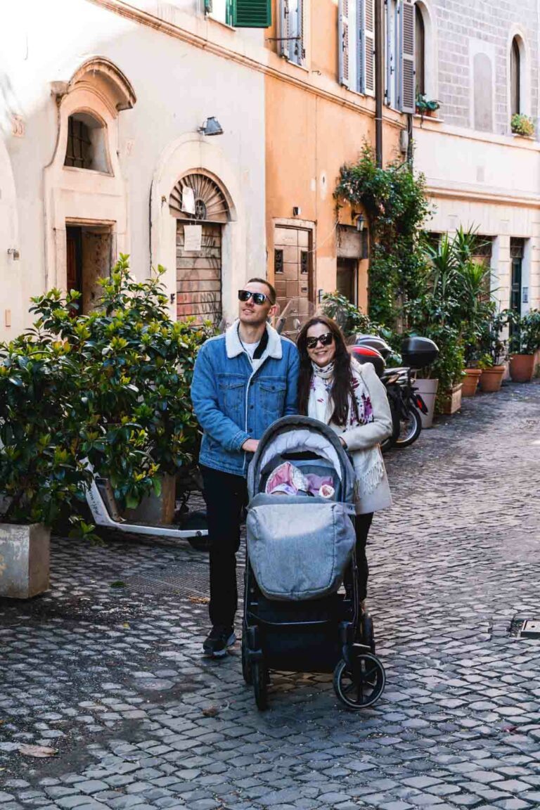 Family Photoshoot in a tipical roman street